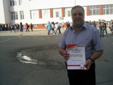 Ученици от Строителния ремонтират двора на гимназията с плочи на ЛЕО