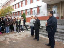 Ученици от Строителния техникум направиха сами двора си с дарение на ЛЕО